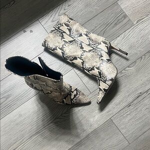 Snakeskin Patterned Ankle Boots never worn size 8.5
